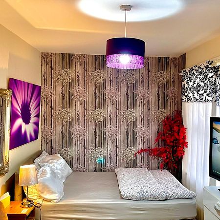 Comfy Double Bedroom With A Private Toilet London Eksteriør billede