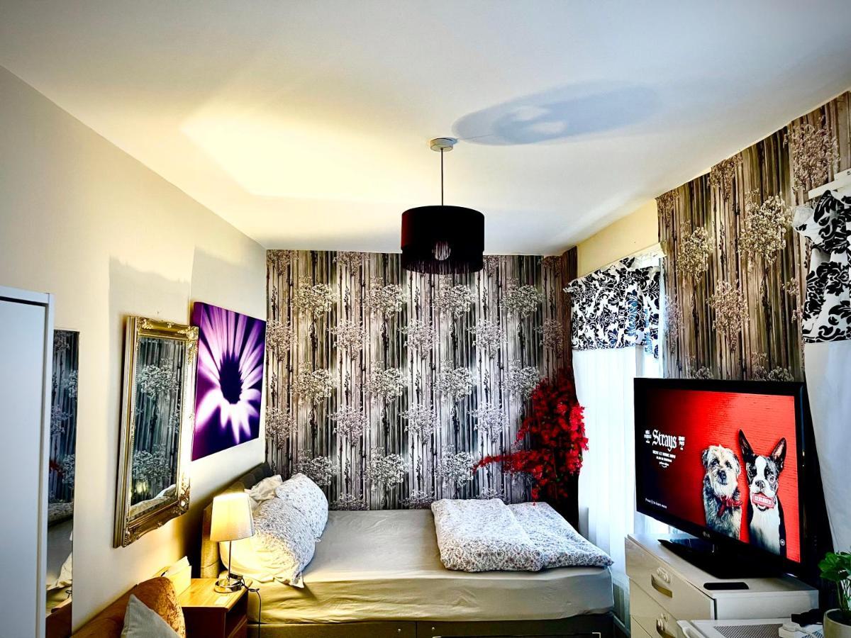 Comfy Double Bedroom With A Private Toilet London Eksteriør billede