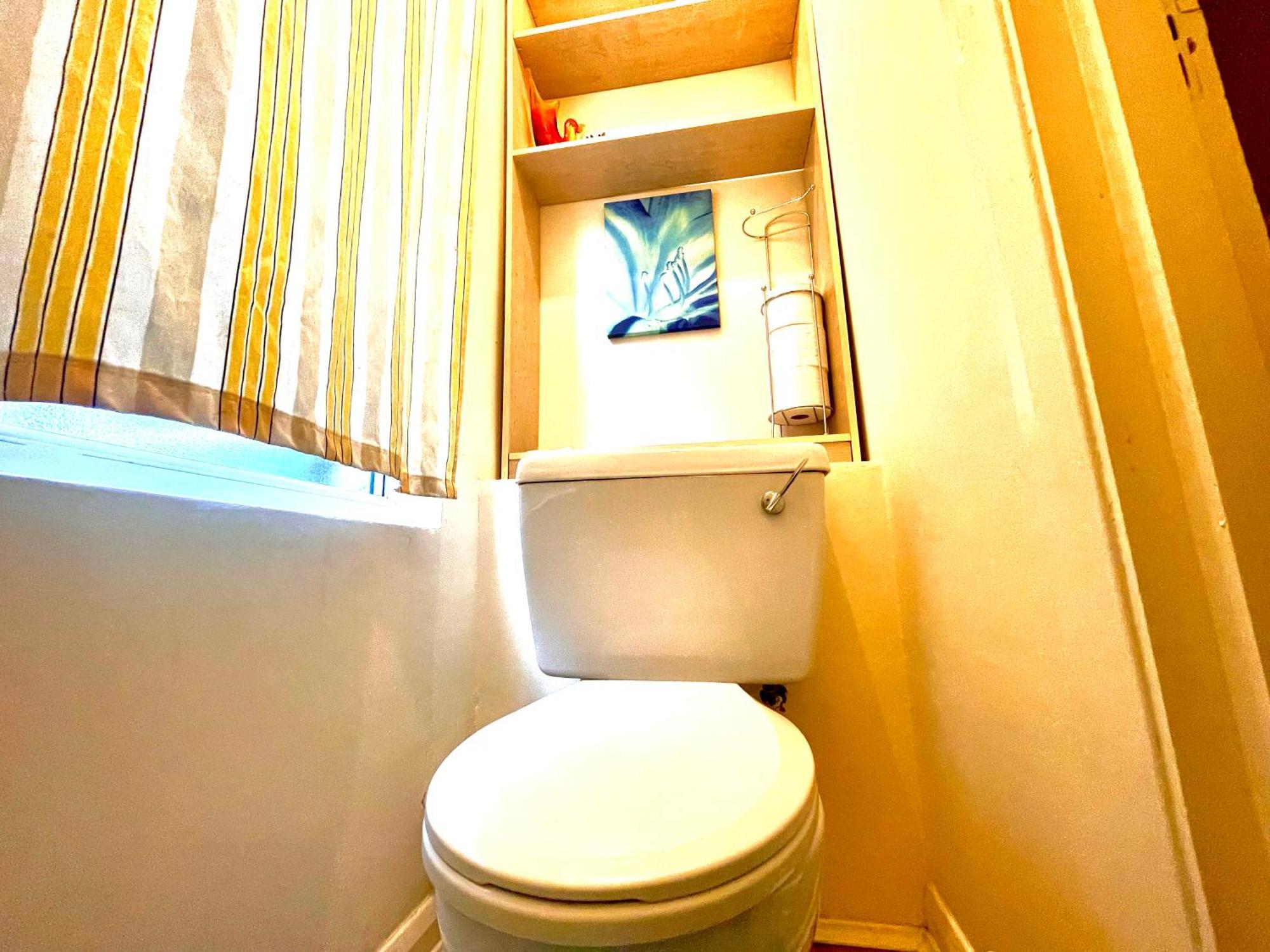 Comfy Double Bedroom With A Private Toilet London Eksteriør billede