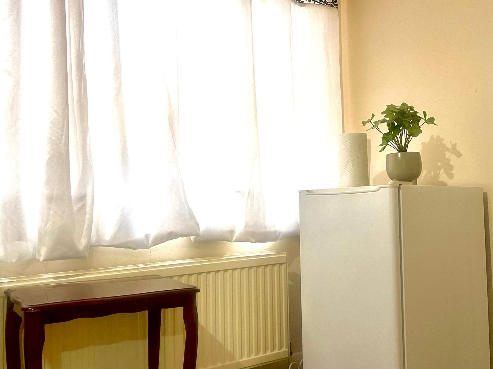 Comfy Double Bedroom With A Private Toilet London Eksteriør billede