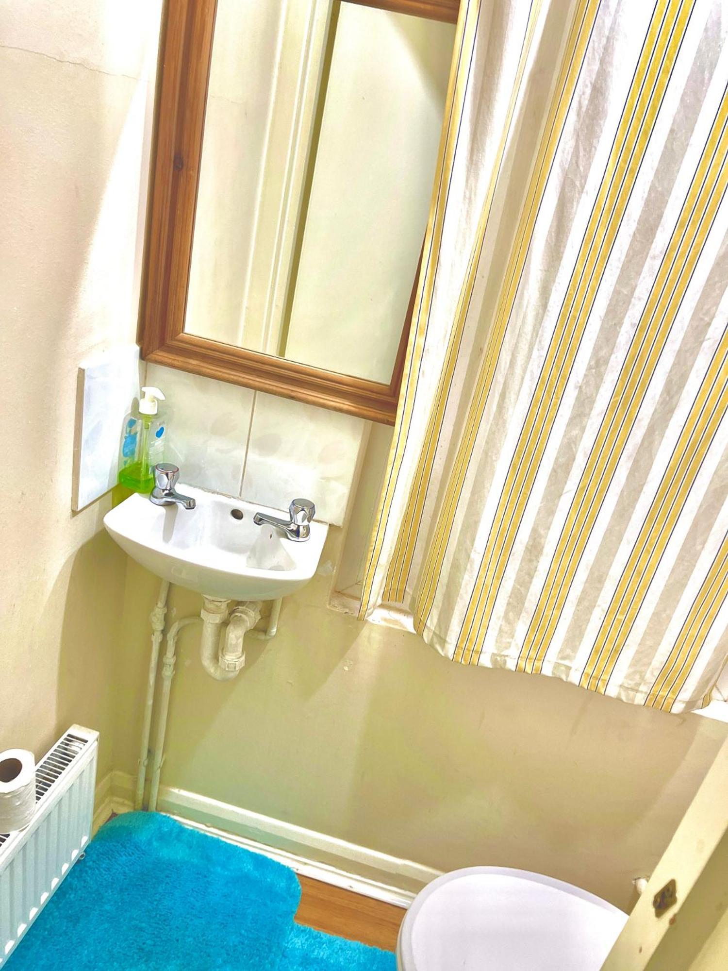 Comfy Double Bedroom With A Private Toilet London Eksteriør billede